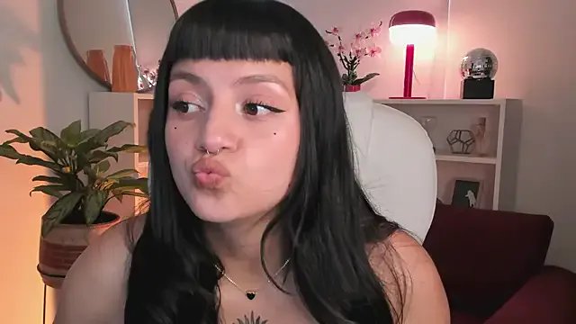 nahiapaws on StripChat