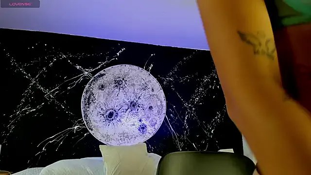 NaomiFrost on StripChat