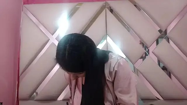 nathaly_low1 on StripChat