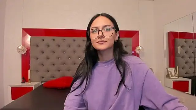 NiccolleHall on StripChat