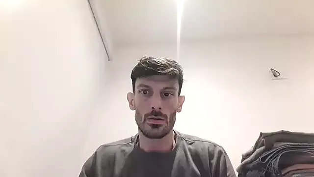 Offline nicolaaaaas on StripChat