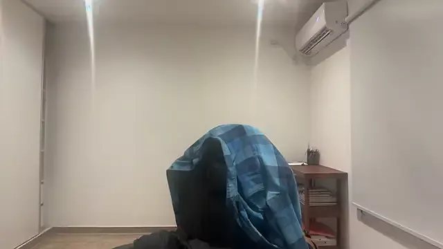 Offline nicolaaaaas on StripChat