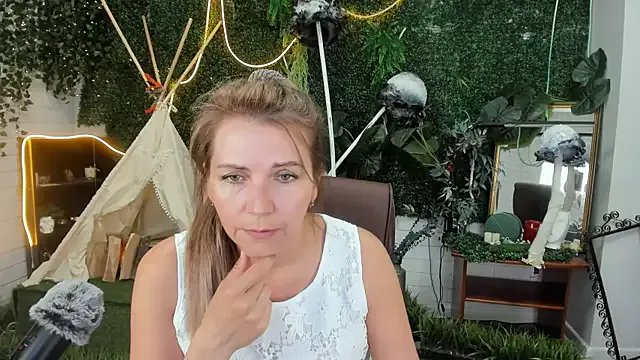 NicoleHitman on StripChat