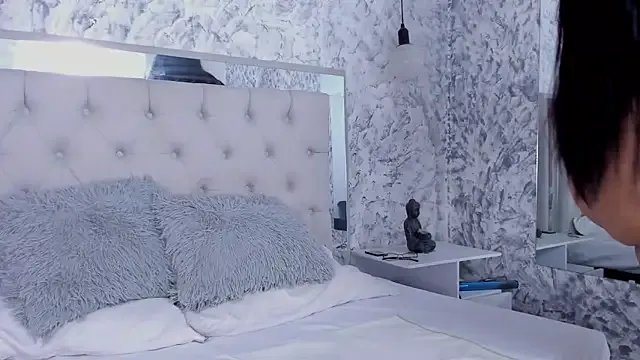 Nicolqueen_ on StripChat