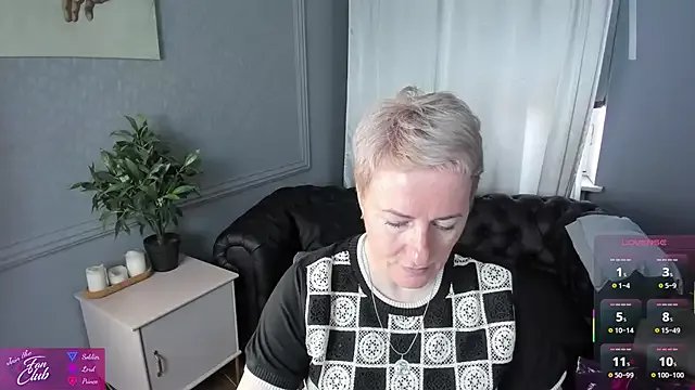 Nika_Smit on StripChat