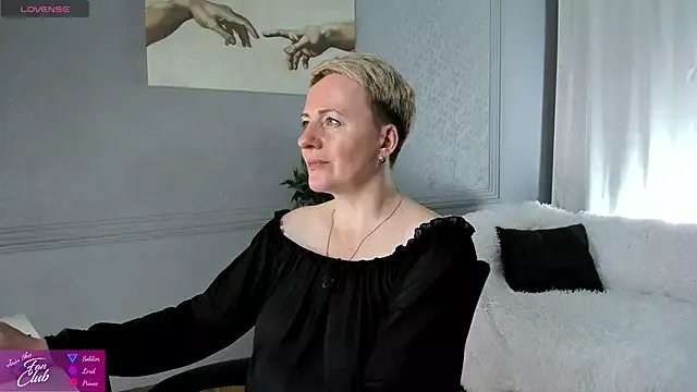 Nika_Smit on StripChat