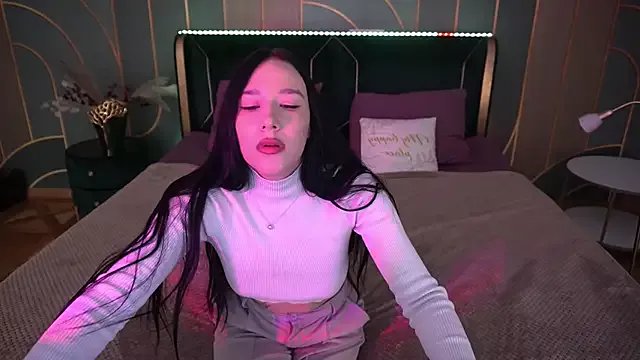 NikkiGoldSide on StripChat