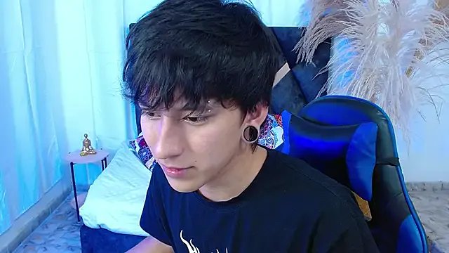 nikoo_18 on StripChat