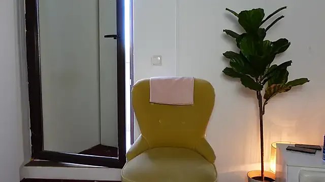 NinaCrystal1 on StripChat