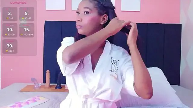 petitelittleebony on StripChat