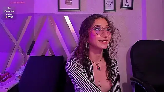 Queenjenn__ on StripChat