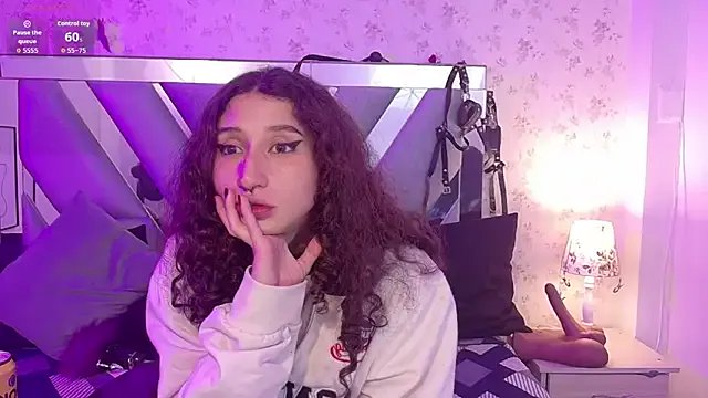 Queenjenn__ on StripChat