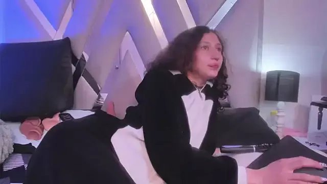 Queenjenn__ on StripChat