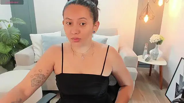 RavenPeachy on StripChat