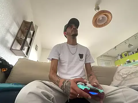 Freechat Rebeu313 on StripChat