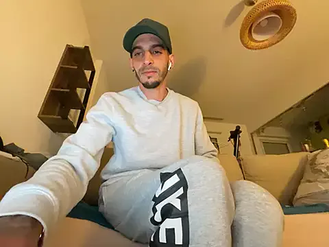 Freechat Rebeu313 on StripChat