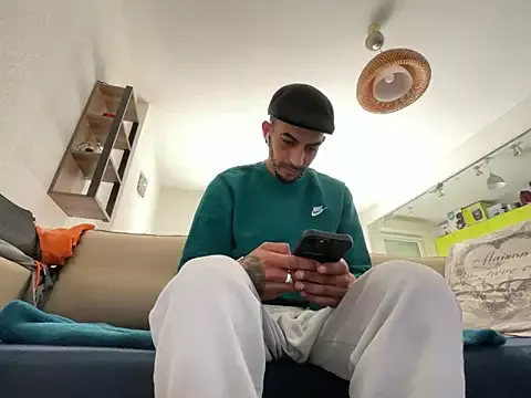 Freechat Rebeu313 on StripChat