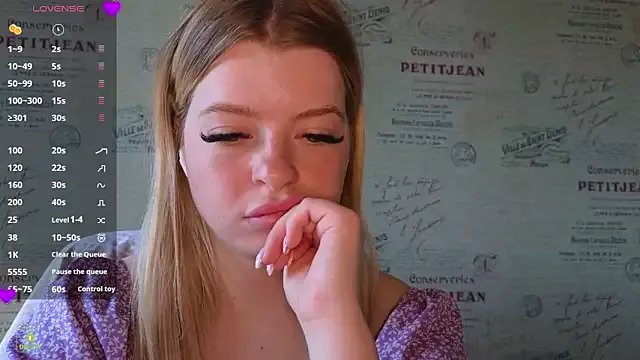 RinaBlondie on StripChat