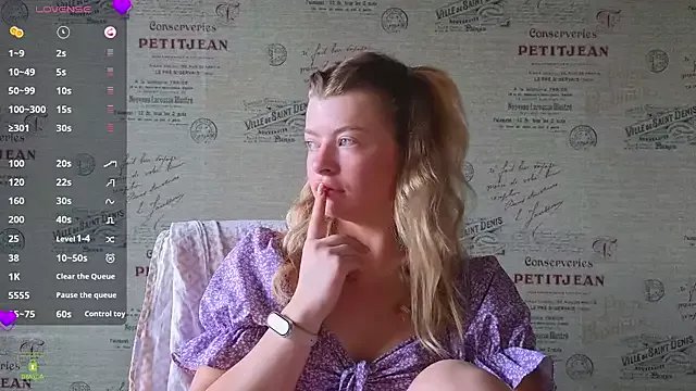 RinaBlondie on StripChat