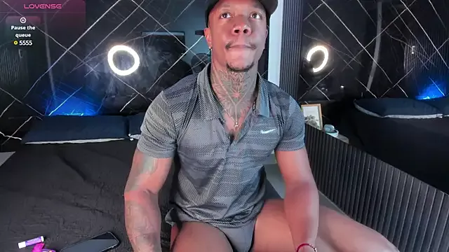 Freechat ronnie_7777 on StripChat