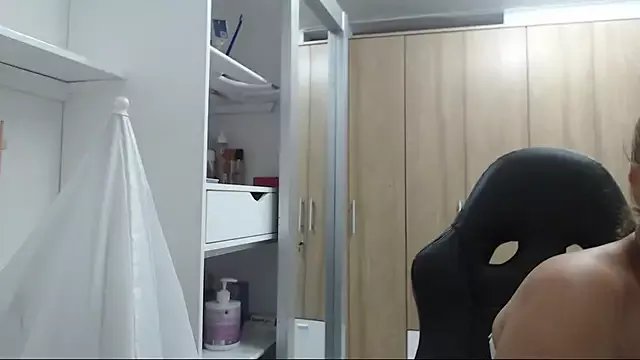 RoxanaLove9 on StripChat