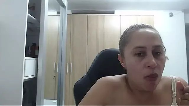 RoxanaLove9 on StripChat