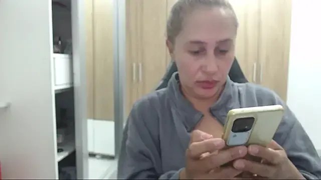 RoxanaLove9 on StripChat