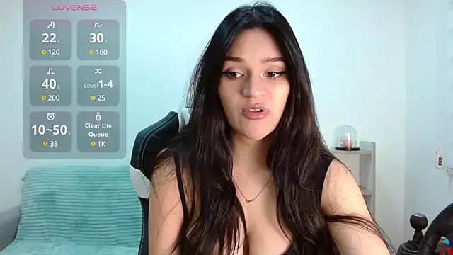 Roxxi_2110 on StripChat