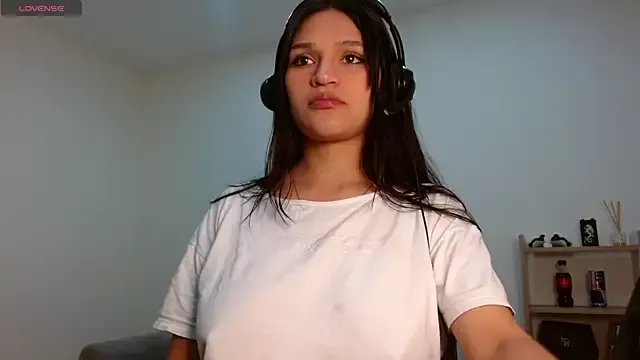 Roxxi_2110 on StripChat