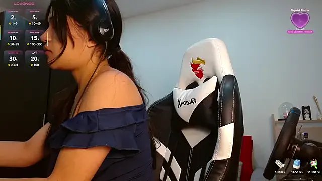 Roxxi_2110 on StripChat