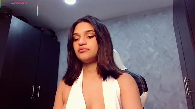 Roxxi_2110 on StripChat