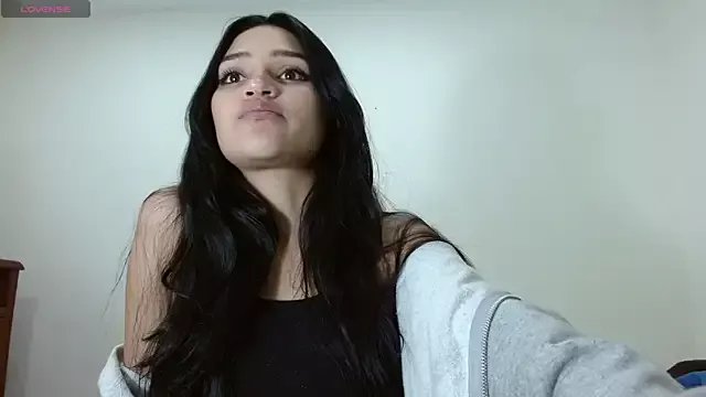 Roxxi_2110 on StripChat