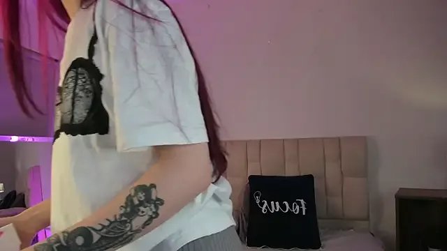 Roxxy_mora on StripChat