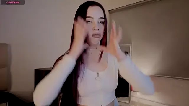 Roxxy_mora on StripChat