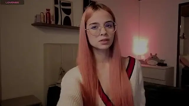 Roxxy_mora on StripChat