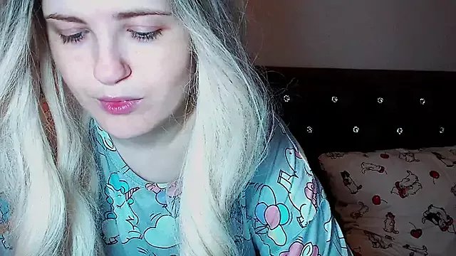 Sara4uu on StripChat