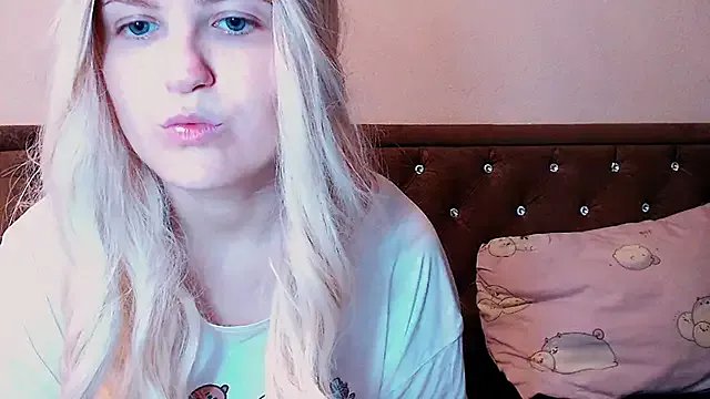 Sara4uu on StripChat