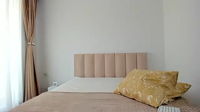 Saradiamond1 on StripChat