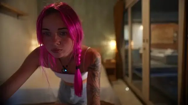 Sarah_Pink on StripChat