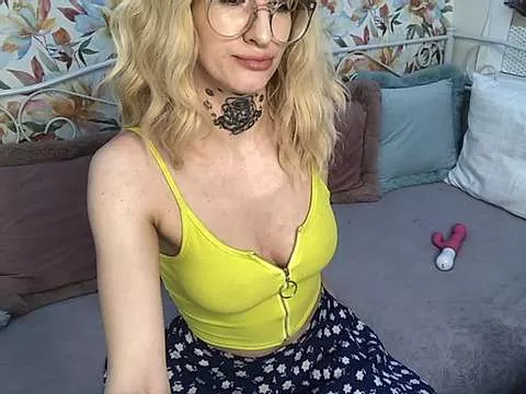 Offline SarahLust on StripChat
