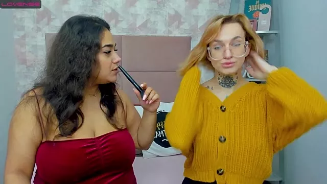 Offline SarahLust on StripChat