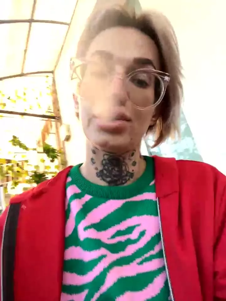 Offline SarahLust on StripChat