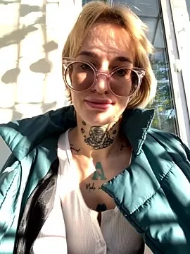 Offline SarahLust on StripChat