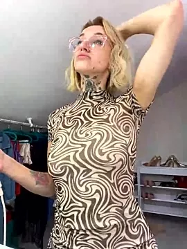 Offline SarahLust on StripChat