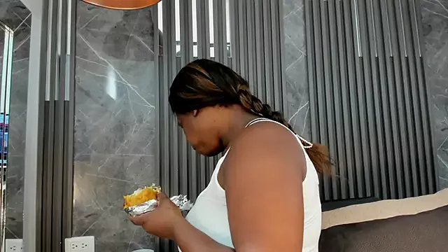 Offline SaraiEvans on StripChat