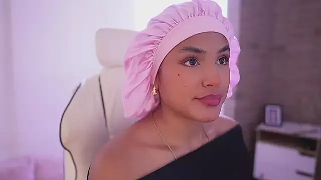 SaraParisi on StripChat