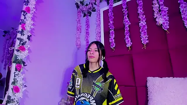 Sasha_Petitte on StripChat 