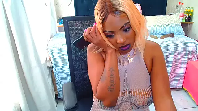 SAVAGExBOO on StripChat 