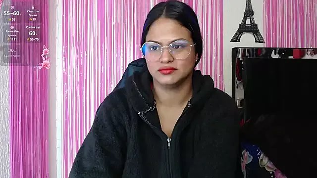 SweetAlmaa on StripChat