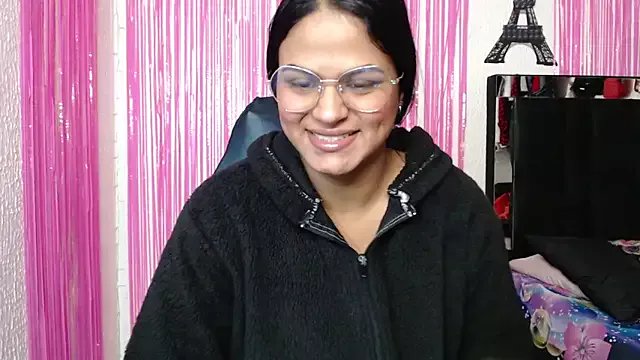 SweetAlmaa on StripChat